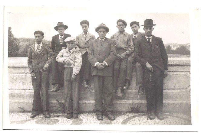 António Alves da Silva, in the 1940s, surrounded by a group of collaborators.